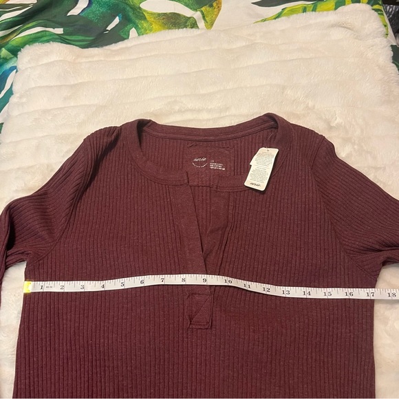 NWT Aerie Juniors Large Maroon Split Neck Slim Stretchy Fall School College Tee - Picture 4 of 7